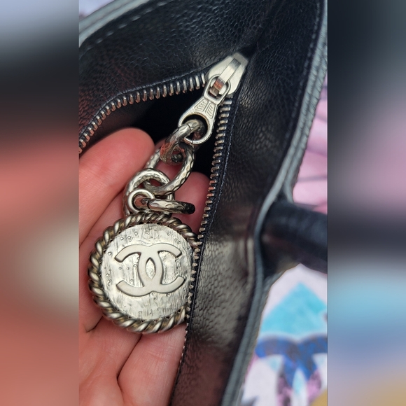 CHANEL Medallion Black Quilted Caviar Leathet Tote - Picture 8 of 16